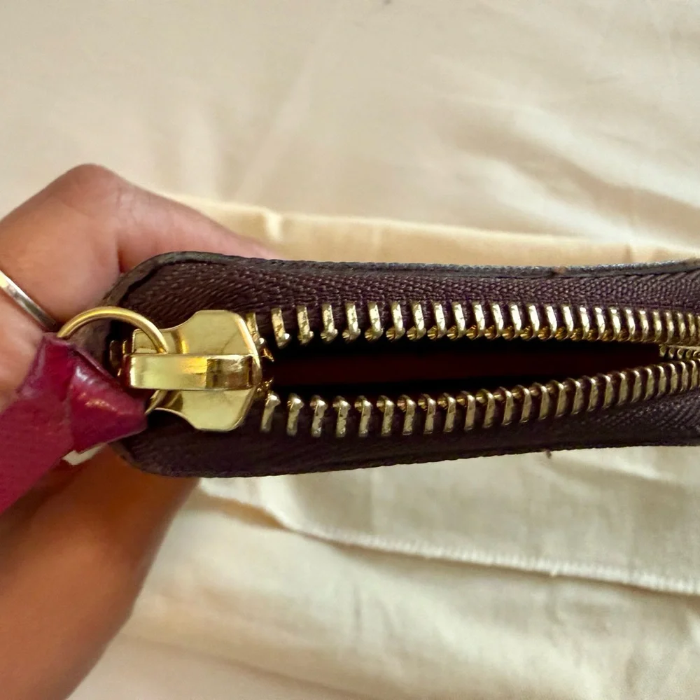 Louis Vuitton Monogram Canvas Zippy Wallet - Picture 7 of 11